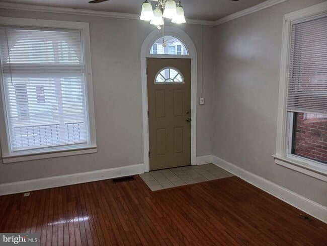Building Photo - 443 N Mulberry St