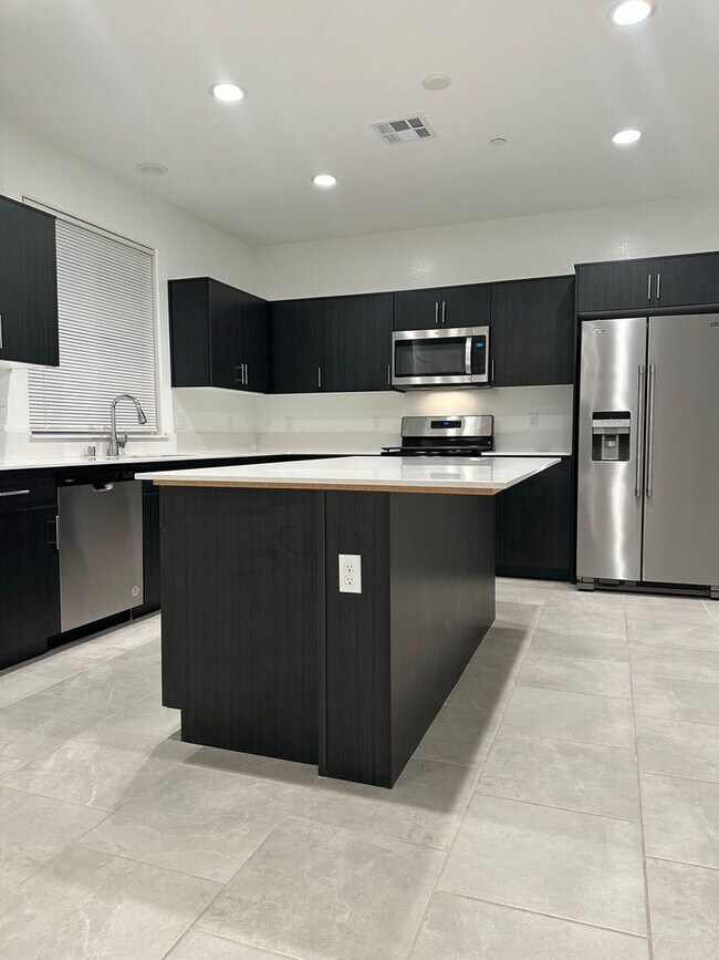 Foto del edificio - Welcome To This Charming Two-Story Home Ne...