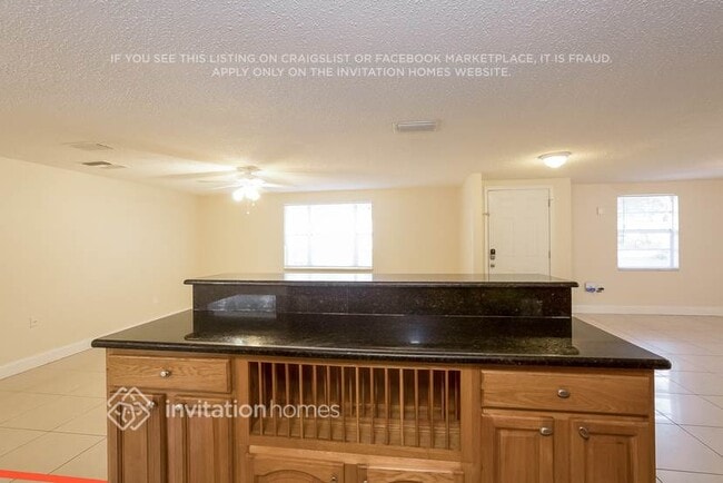 Foto del edificio - 11811 Roselawn Ave