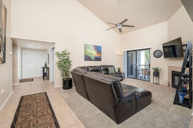 Building Photo - 2-Bedroom Scottsdale Condo with Resort-Sty...