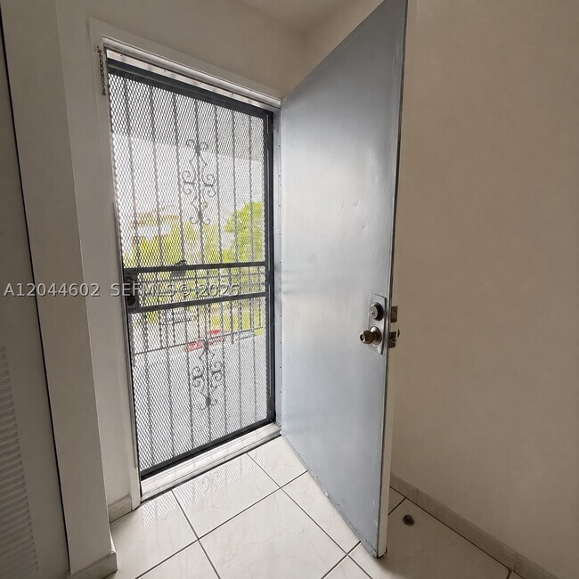Foto del edificio - 8821 W Flagler St