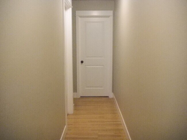 Building Photo - 5 Bedroom Duplex in University Area