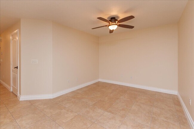 Foto del edificio - BACK ON MARKET!  Great Location~Best Commu...
