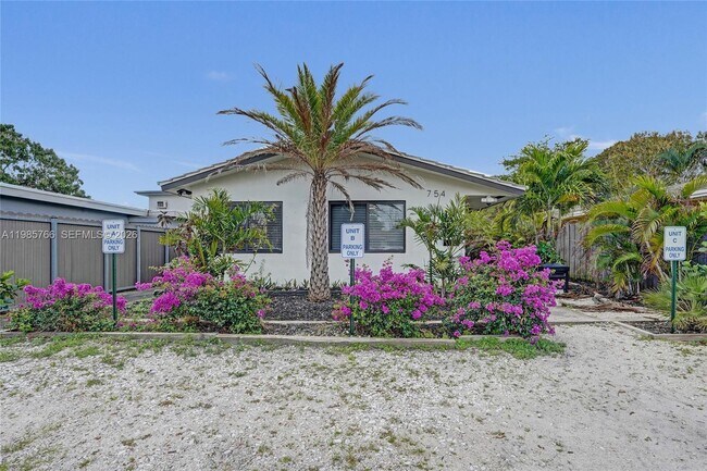 Foto del edificio - 754 NE 40th St