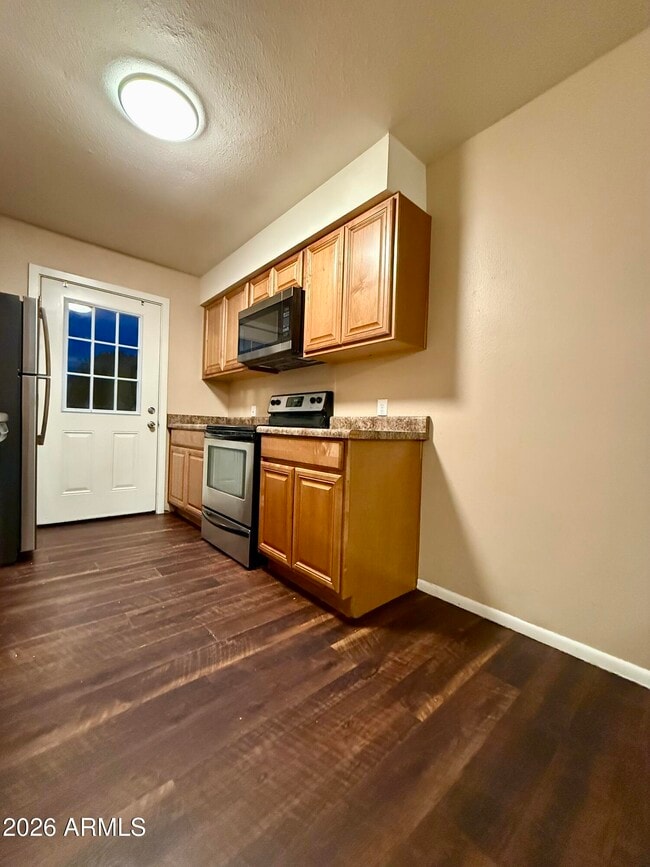 Foto del edificio - 825 E 5th St