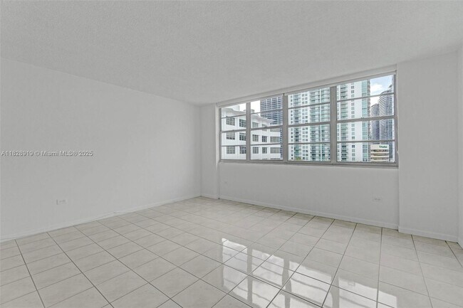Building Photo - 905 Brickell Bay Dr