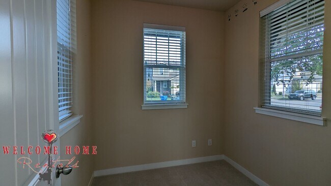 Foto del edificio - Beautiful open floorplan with FOUR large b...