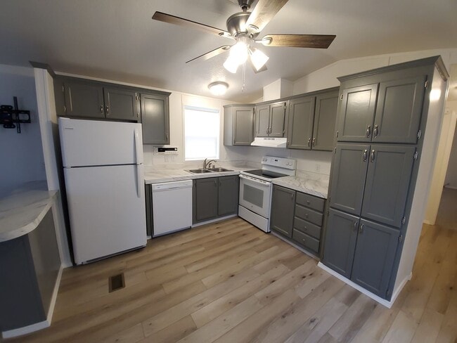 Building Photo - Newly Remodeled