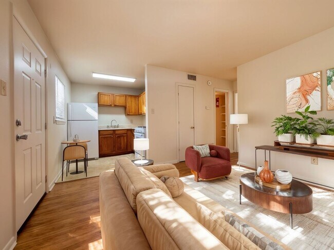 Foto del edificio - 3415 Town & Country Ave