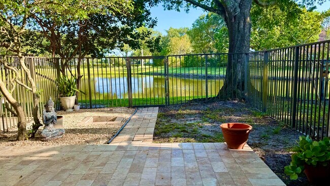 Foto del edificio - 6306 Crescent Lake Way