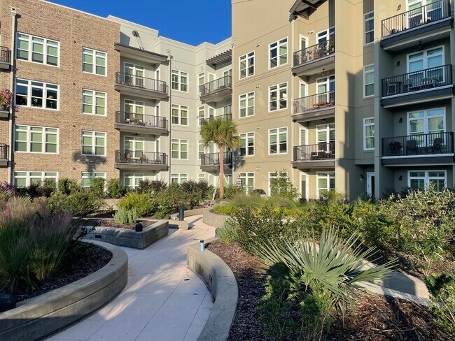 Un paseo por el patio y el jardín. - 145 Pier View St