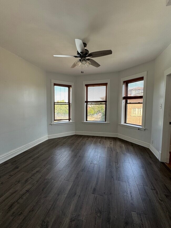 Foto del edificio - 2164 N Oakley Ave