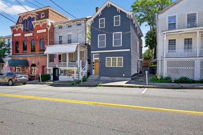 Foto del edificio - 165 W Main St