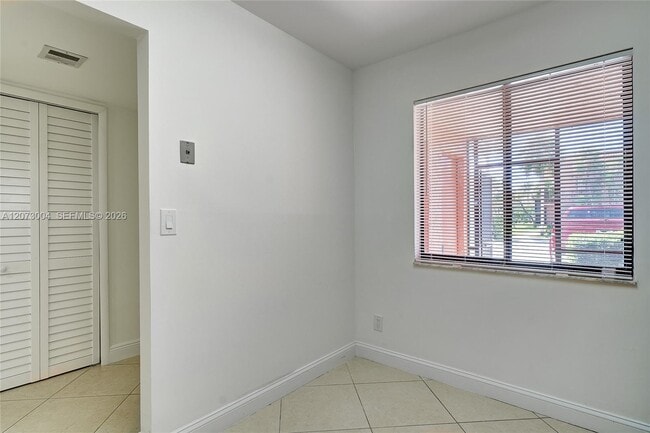 Building Photo - 231 Lakeview Dr