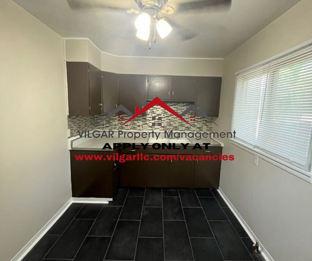 Foto principal - 2 Bedroom, 1 Bathroom Home in Gary, IN