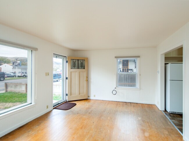 Living room and main entry door - 1616 N Arthur Ave