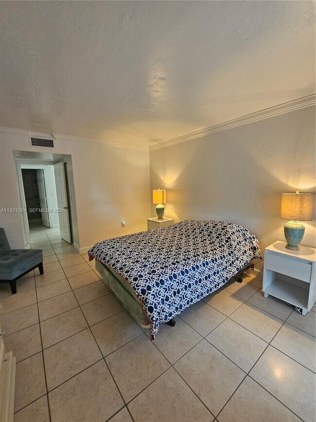 Foto del edificio - 6900 N Kendall Dr