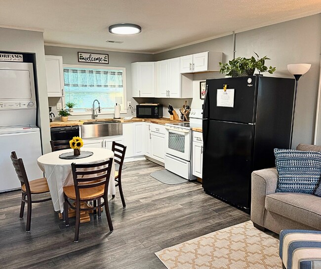Full Kitchen & Dining Set with in unit Washer/Dryer - 1115 Henrietta Dr