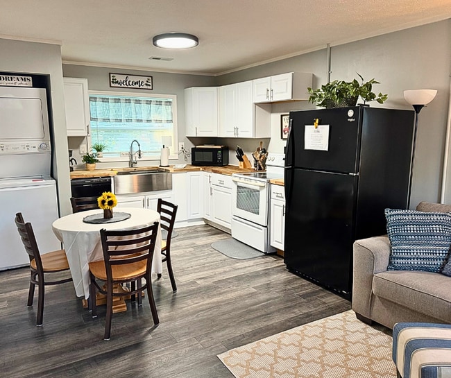 Juego de cocina y comedor completo con lavadora y secadora en la unidad - 1115 Henrietta Dr