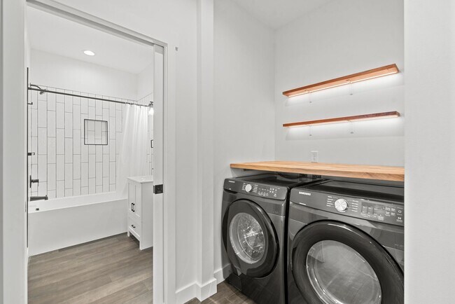 Foto del edificio - Brand new 2 bed/2 bath, central a/c, dishwasher, washer & dryer, deck & patio! April rent free!