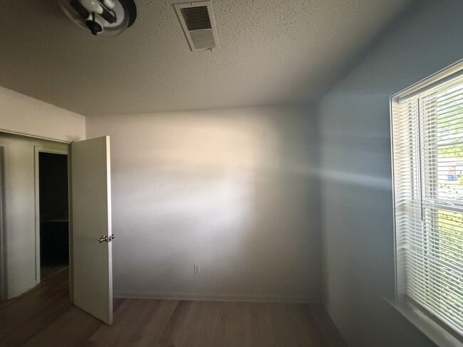 Building Photo - 905 Maple Dr