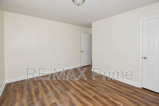 Building Photo - 936-938 Schumann Dr