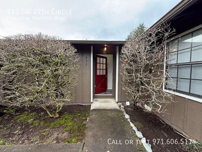 Building Photo - 913 SW 27th Cir