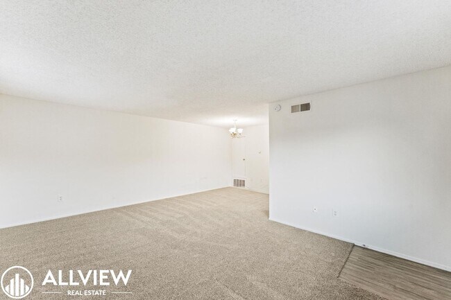 Foto del edificio - Charming 2-Bedroom Home Steps from Los Rios District