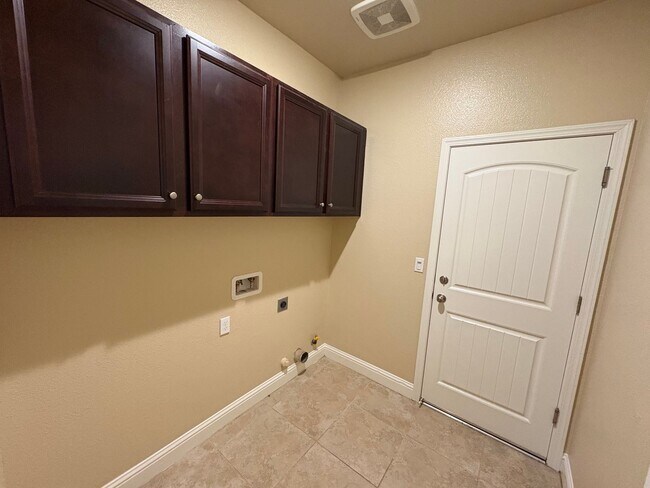 Foto del edificio - Spacious NW Visalia home Available Now!