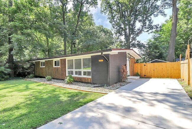Foto del edificio - Beautifully Renovated 3BD/1BA Ranch in Sen...
