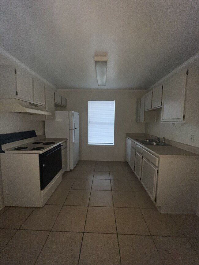 Building Photo - 1604 Benttree Dr