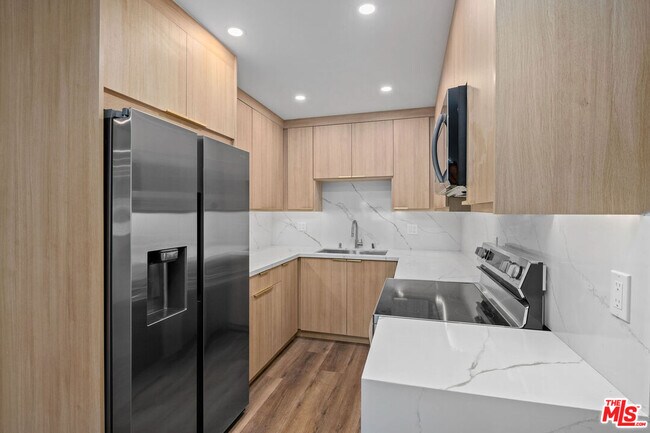 Foto del edificio - 2447 Beachwood Dr
