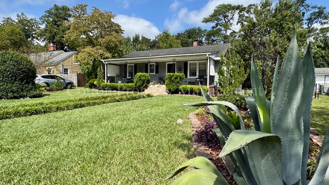 Building Photo - 2 BD/ 1 BA ADORABLE COTTAGE in SUNSET PARK...
