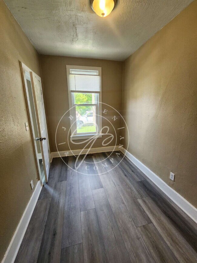 Building Photo - 3 bed 1 bath ready to call home