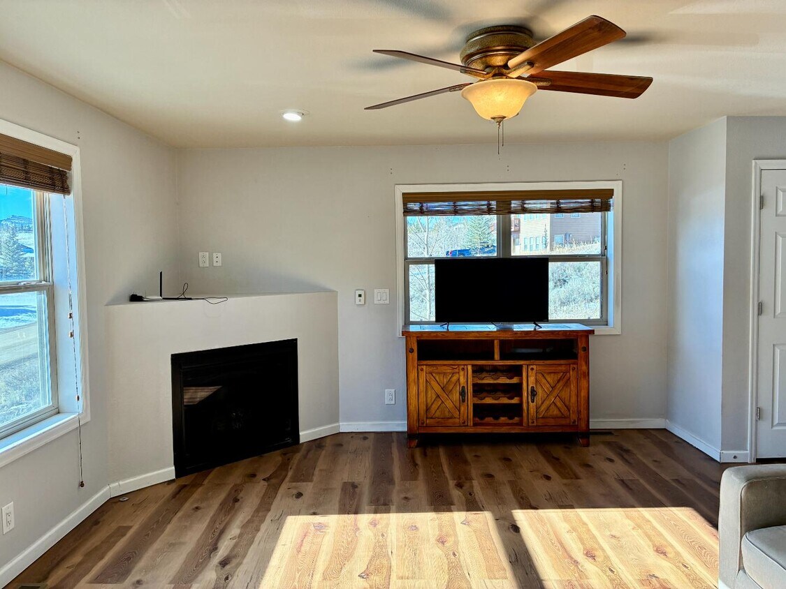 Primary Photo - 1009 Forrest Dr