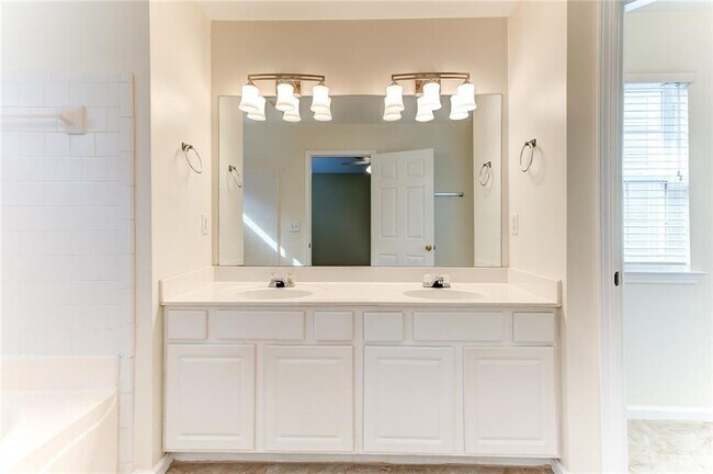 Foto del edificio - 4028 Oak Glenn Dr