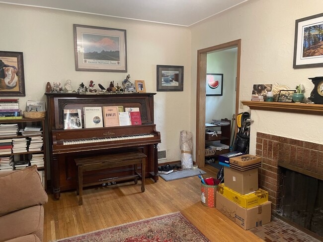 Foto del edificio - The Cutest 3-Bedroom Tudor - One Block From Como Golf Course