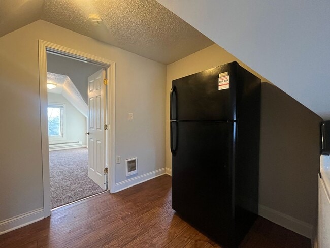 Foto del edificio - 666 Sims Ave