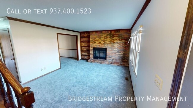Building Photo - Spacious 3 bedroom, 2.5 bath townhouse wit...