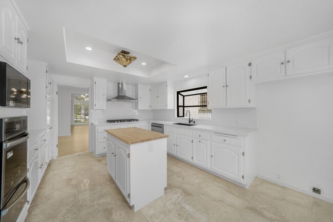 Building Photo - 422 S La Peer Dr