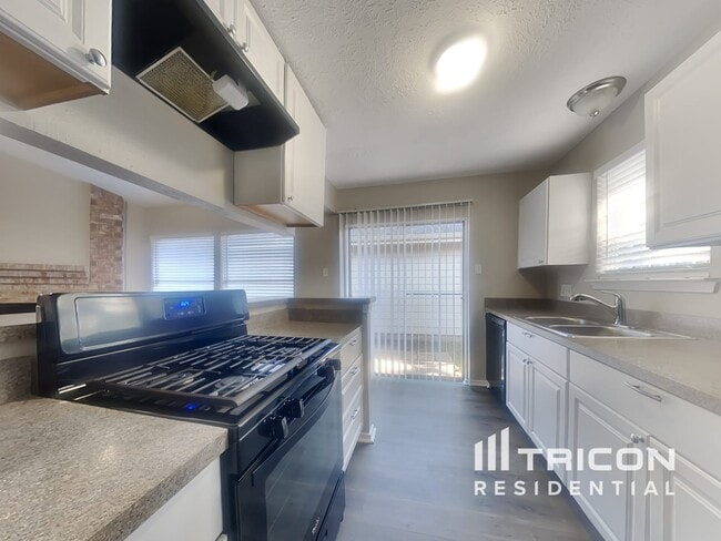 Building Photo - 4700 Greenwood Dr