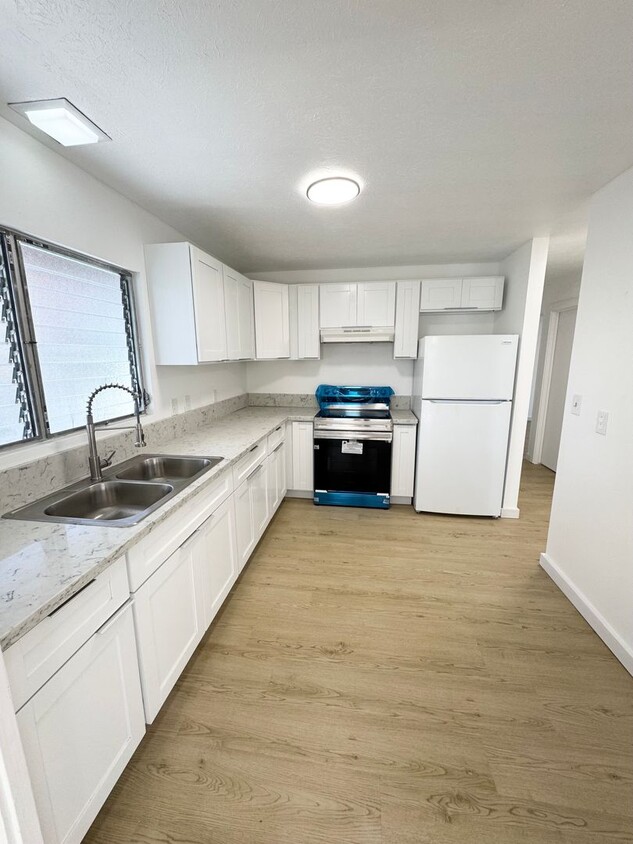 Foto principal - Newly renovated 3 bed, 2 bath w/ 2 parking...