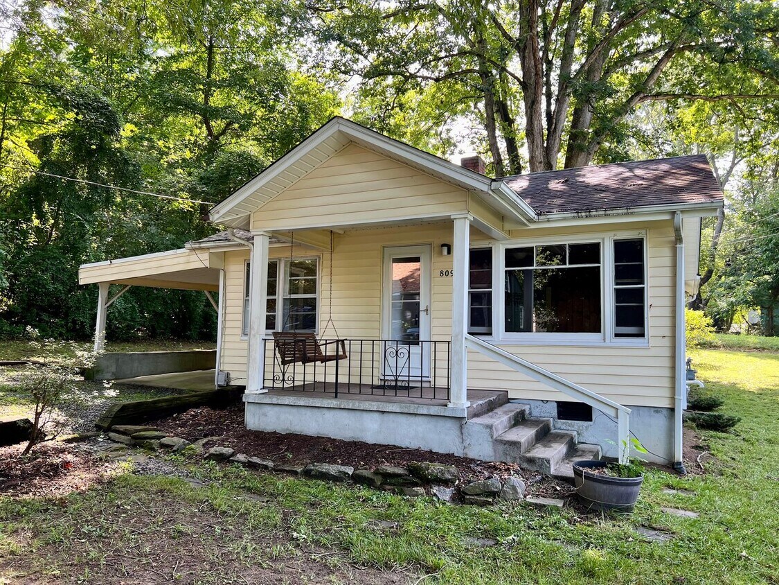 Primary Photo - 1 Bedroom House in Hendersonville!