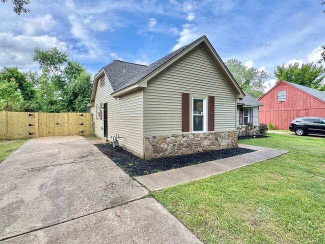 Building Photo - 3804 Walsingham Dr