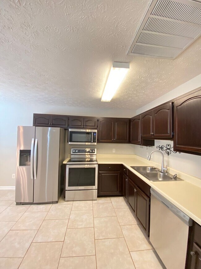 Foto del edificio - Updated Duplex Available 7/15/25!