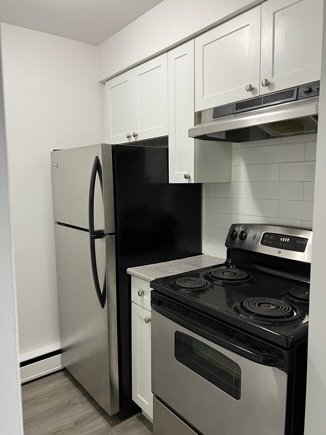 Building Photo - 21 Stirling Ave S