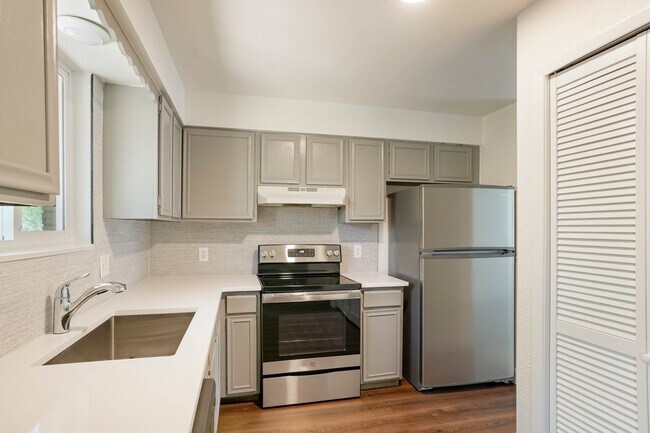 Building Photo - Charming 2-Bed, 1-Bath Home in Lakewood!!
