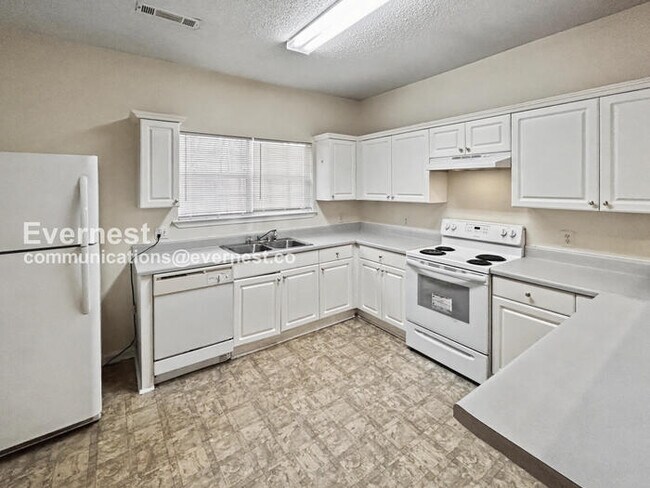 Building Photo - 3 Bed, 1.5 Bath Townhome with Fenced Yard / Pet-Friendly / Coming Soon!