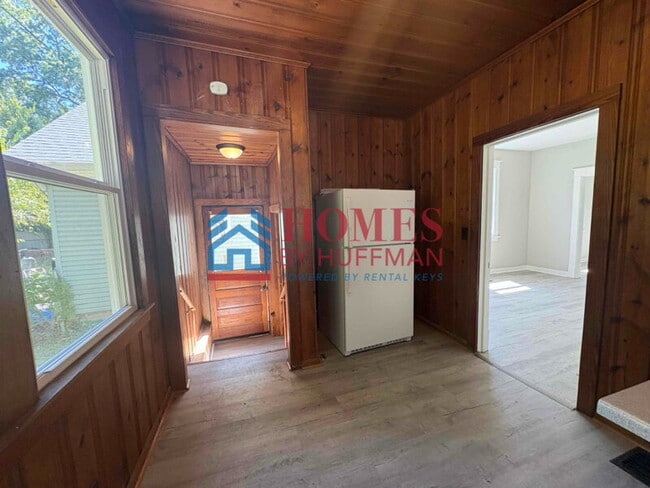 Building Photo - Three Bedroom | Detached Garage