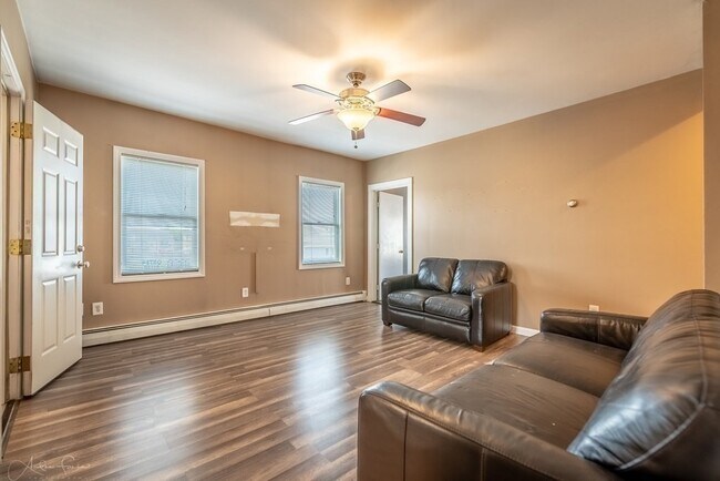 Foto del edificio - 1684 S Main St